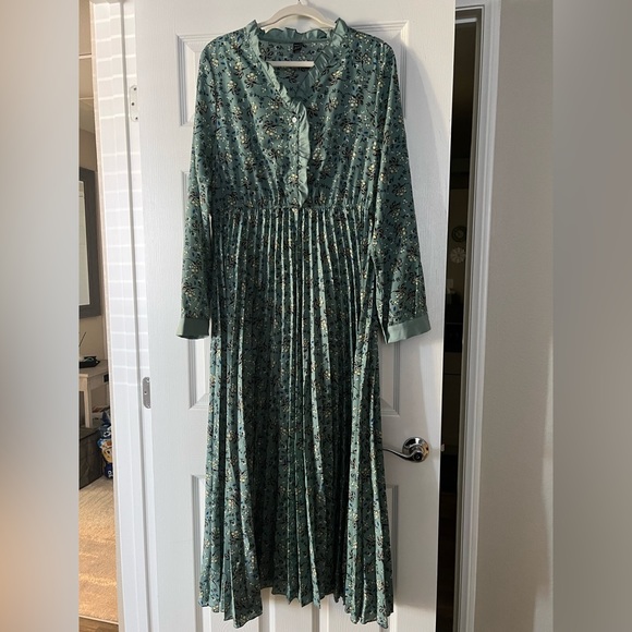 Floral Print Pleated Hem Dress - Picture 12 of 12